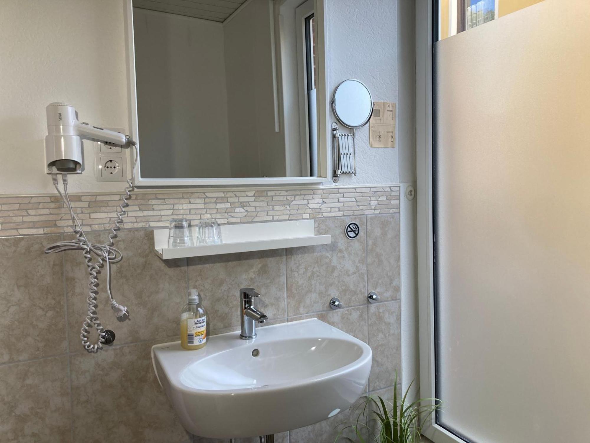 Haus Krabbe: Cyclist-Friendly Accommodation on Elbe-Weser Bike Path Wremen Exterior photo