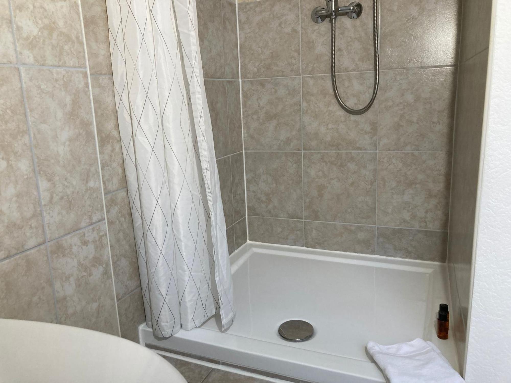 Haus Krabbe: Cyclist-Friendly Accommodation on Elbe-Weser Bike Path Wremen Exterior photo